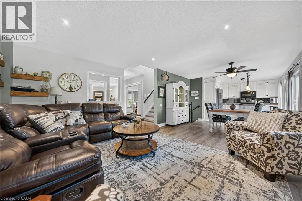 6 MATHEWS Court