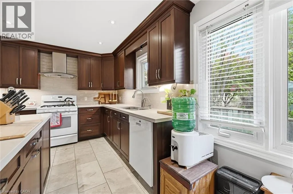 81 MAIN Street S