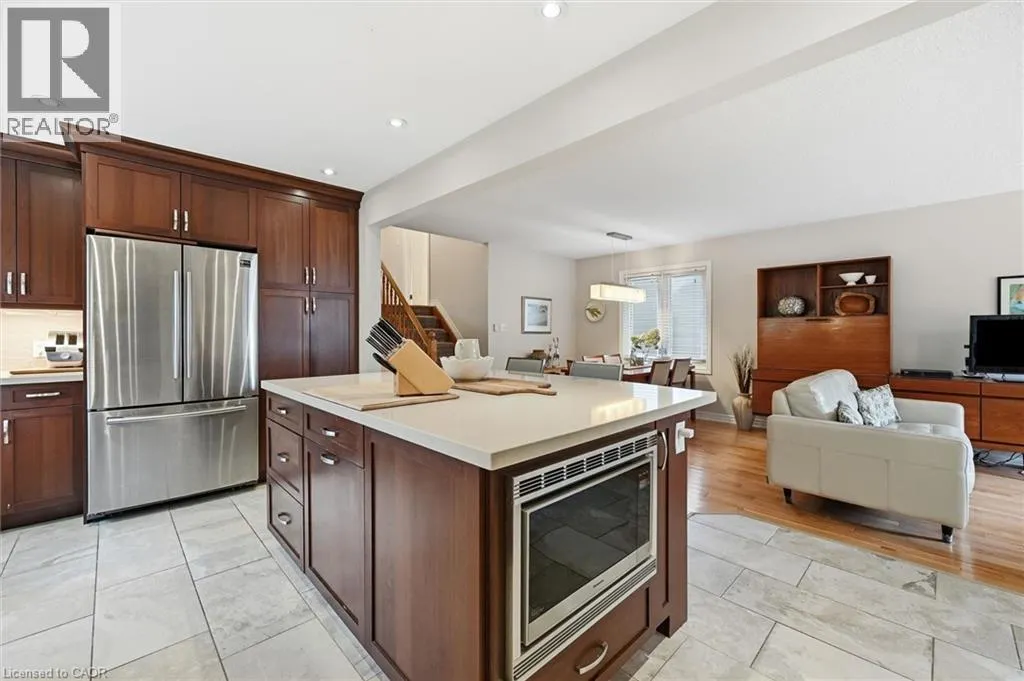 81 MAIN Street S