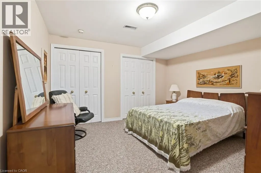 9 KINSMAN Court S
