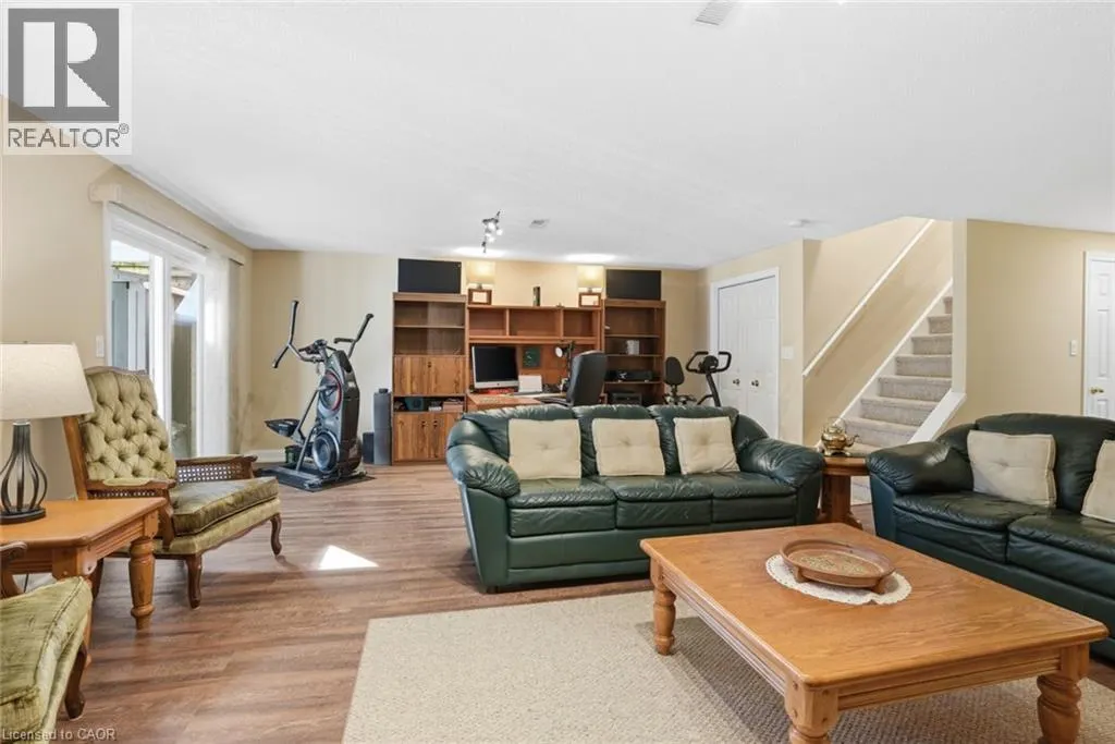 9 KINSMAN Court S