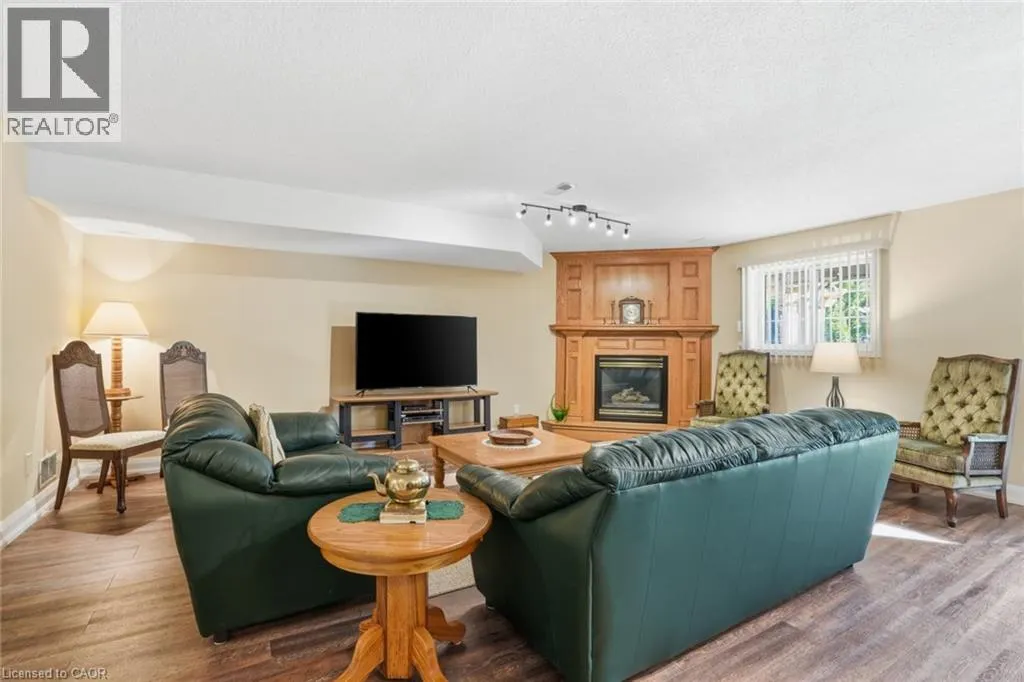 9 KINSMAN Court S