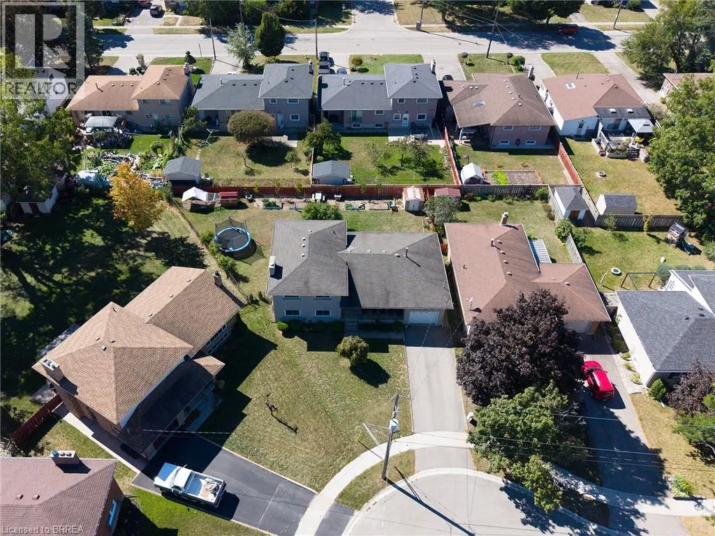 32 AVONDALE Crescent