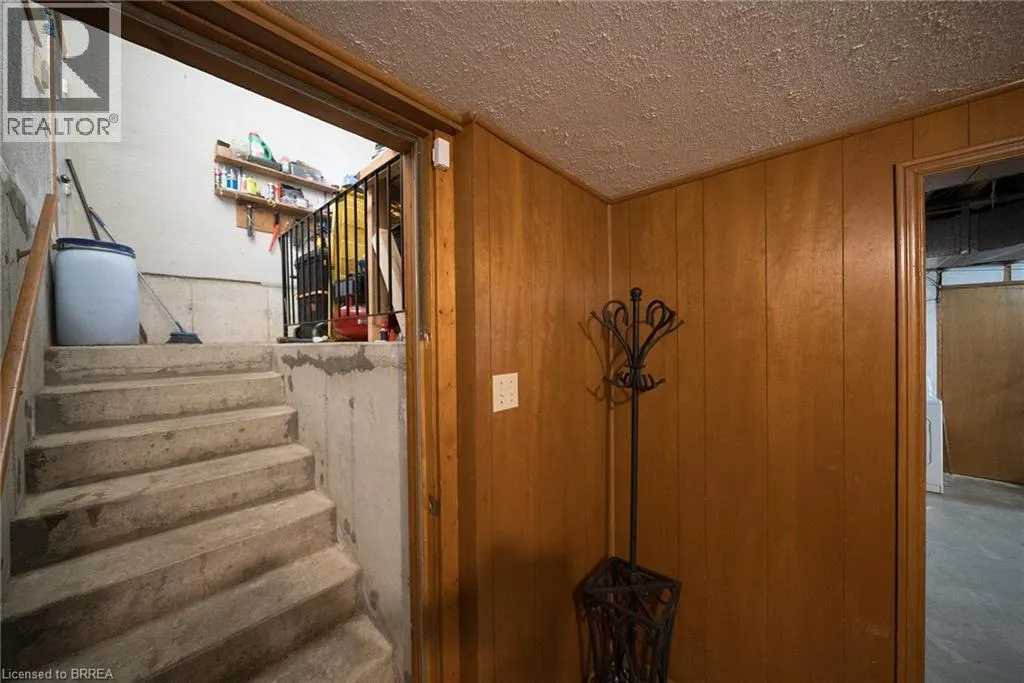 32 AVONDALE Crescent
