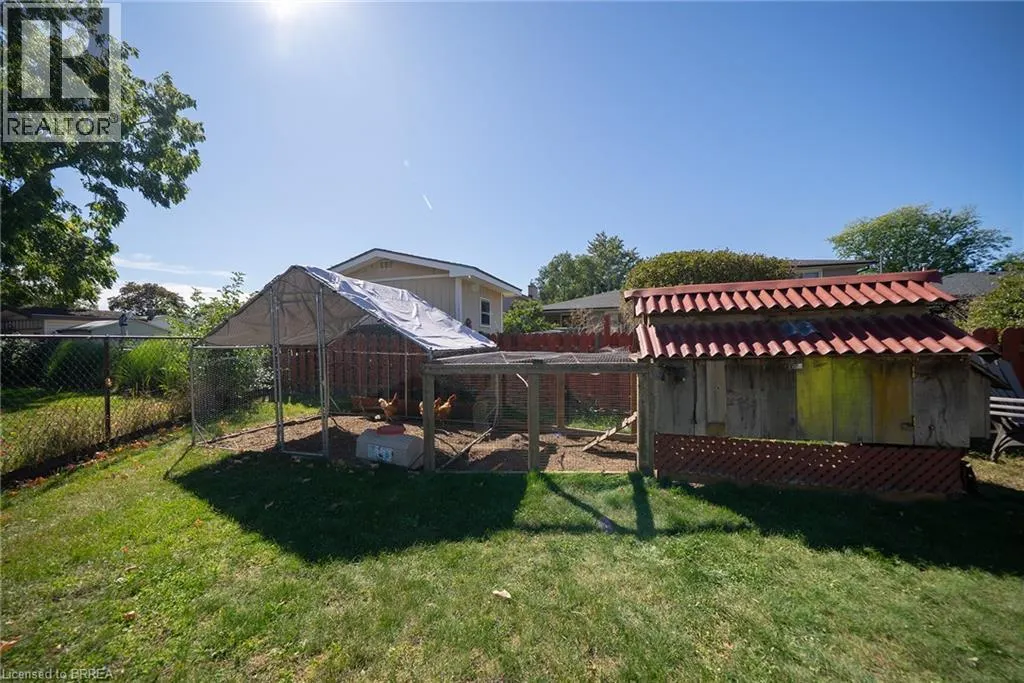 32 AVONDALE Crescent