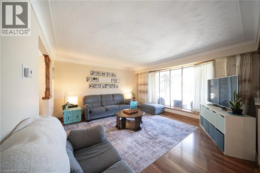 32 AVONDALE Crescent