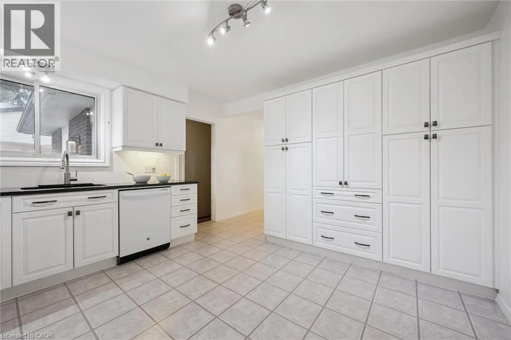 86 LOWER CANADA Crescent