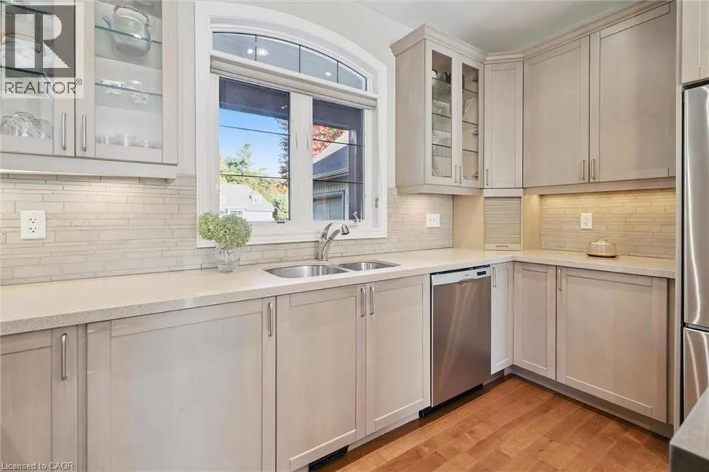15 BREAKWATER Court