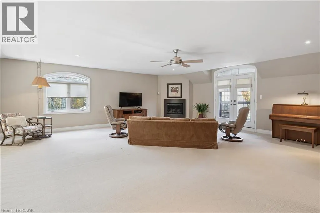 15 BREAKWATER Court