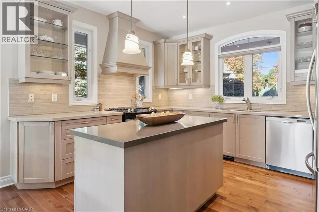 15 BREAKWATER Court
