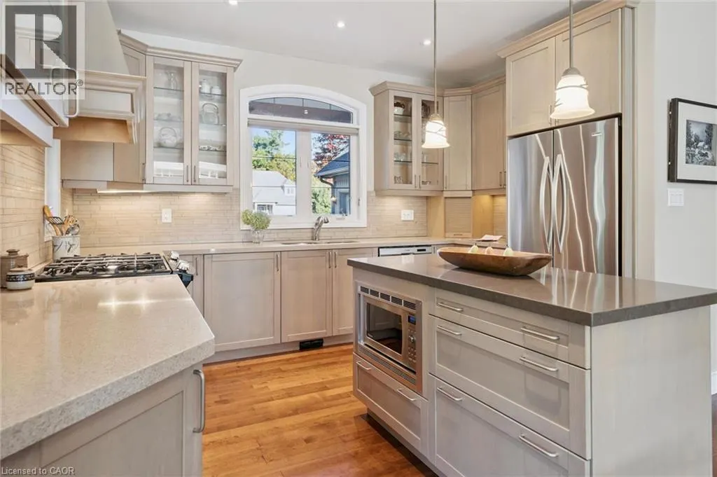 15 BREAKWATER Court