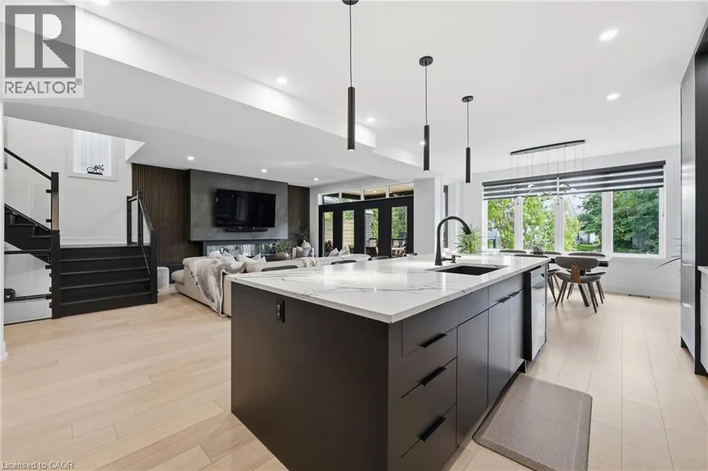14 BERGENSTEIN Crescent