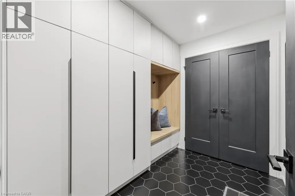 14 BERGENSTEIN Crescent