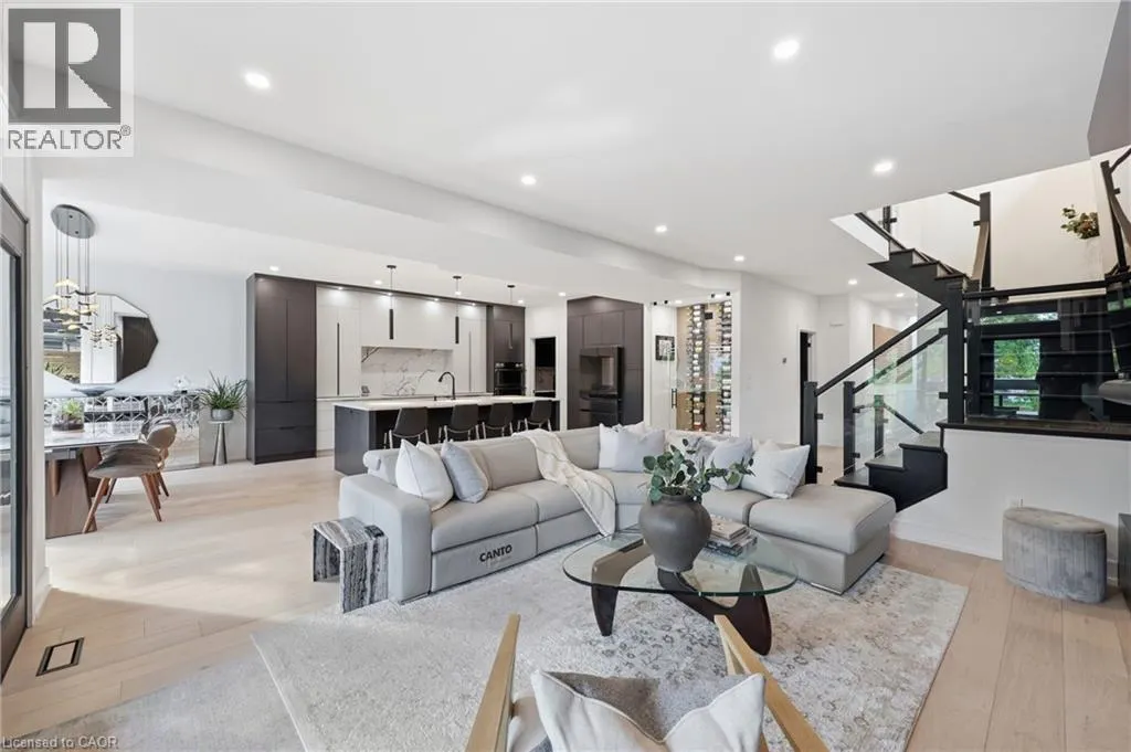 14 BERGENSTEIN Crescent