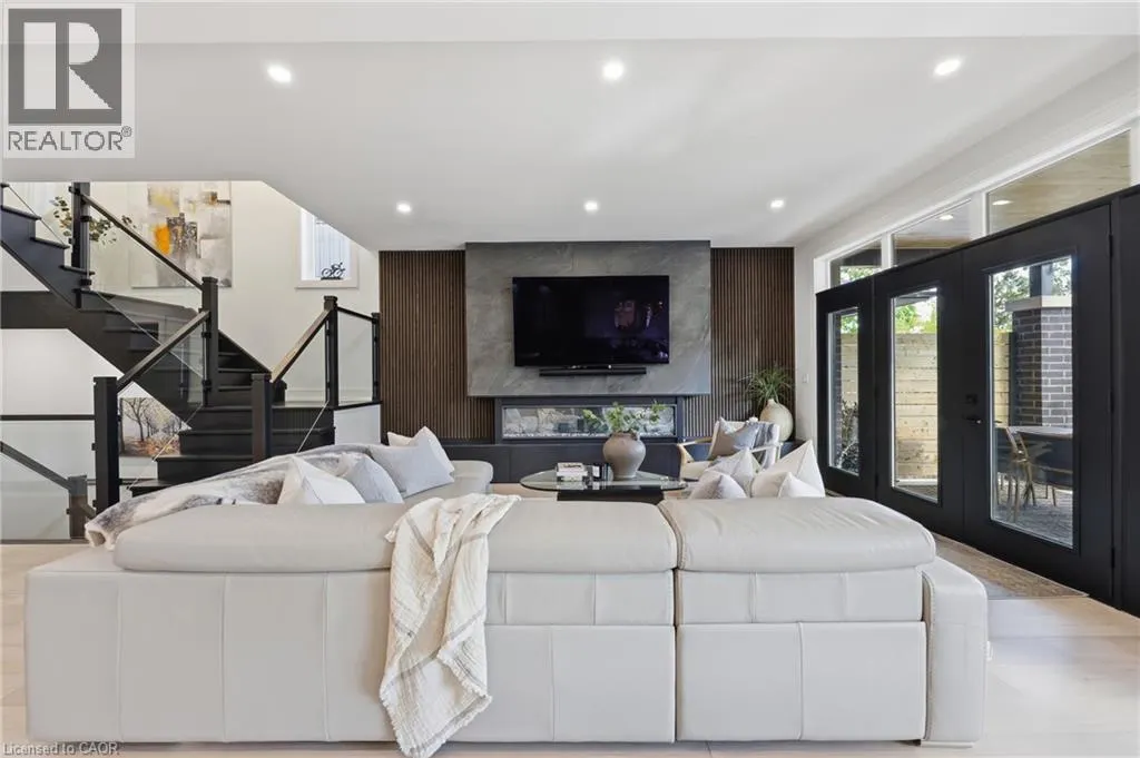 14 BERGENSTEIN Crescent