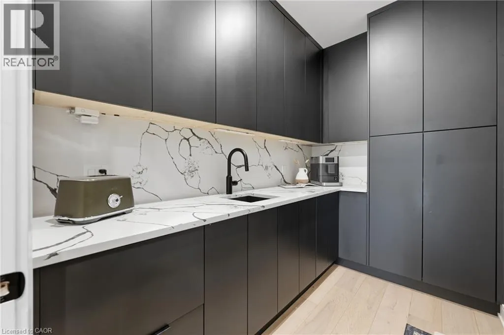 14 BERGENSTEIN Crescent
