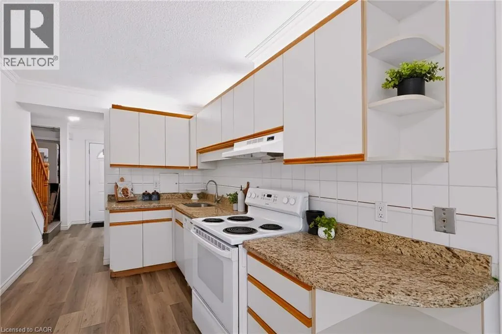 121 UNIVERSITY Avenue E Unit# 102 #102