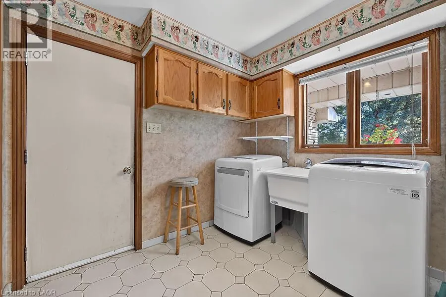 2 KARENDALE Crescent