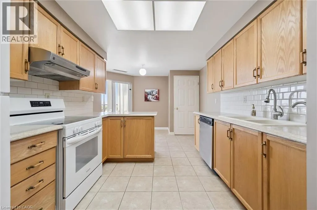 265 WESTCOURT Place Unit# PH04 #PH04