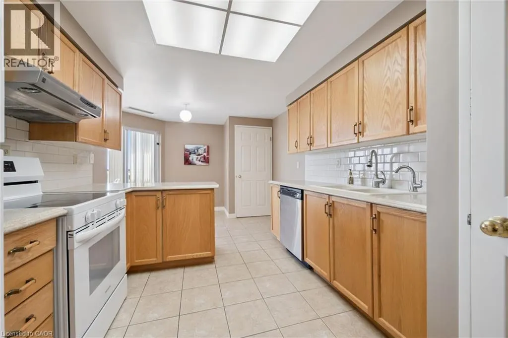 265 WESTCOURT Place Unit# PH04 #PH04
