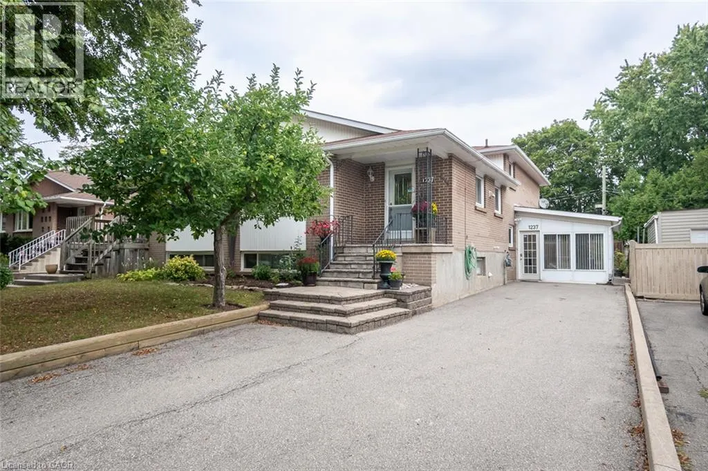 1237 REDBANK Crescent