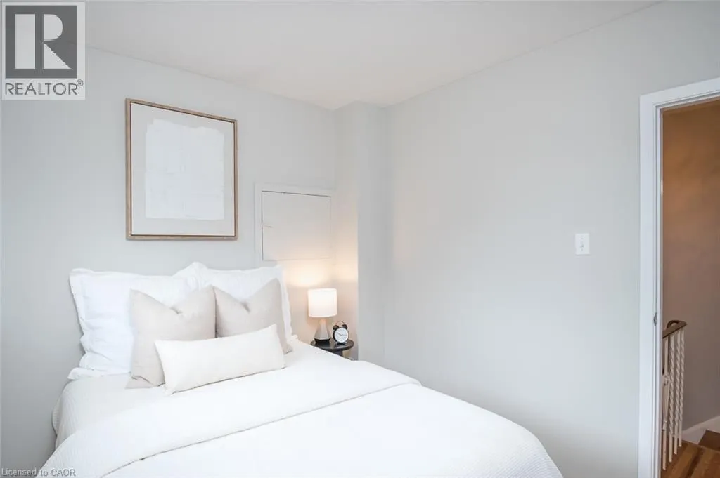 1237 REDBANK Crescent