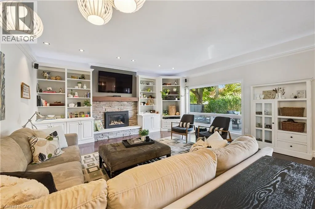 44 BREWSTER Place