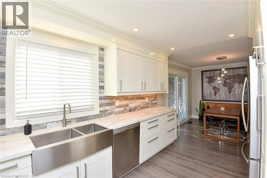 699 CASTLEGUARD Crescent