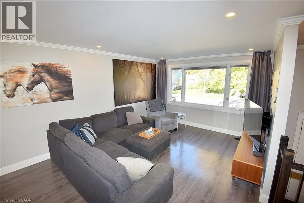 699 CASTLEGUARD Crescent