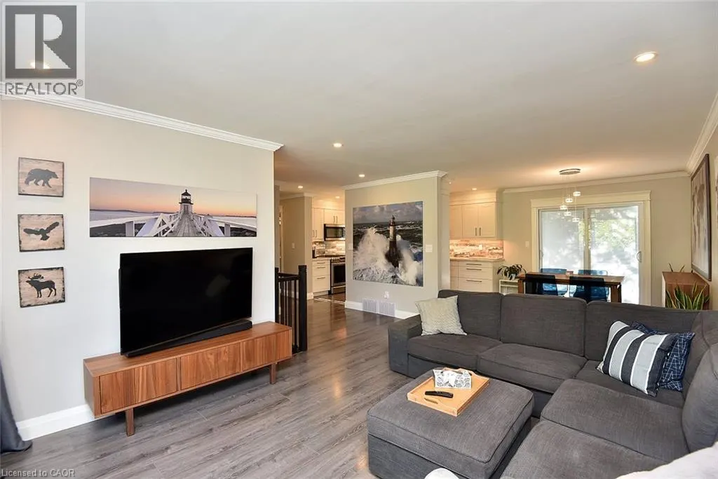 699 CASTLEGUARD Crescent