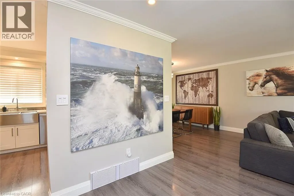 699 CASTLEGUARD Crescent