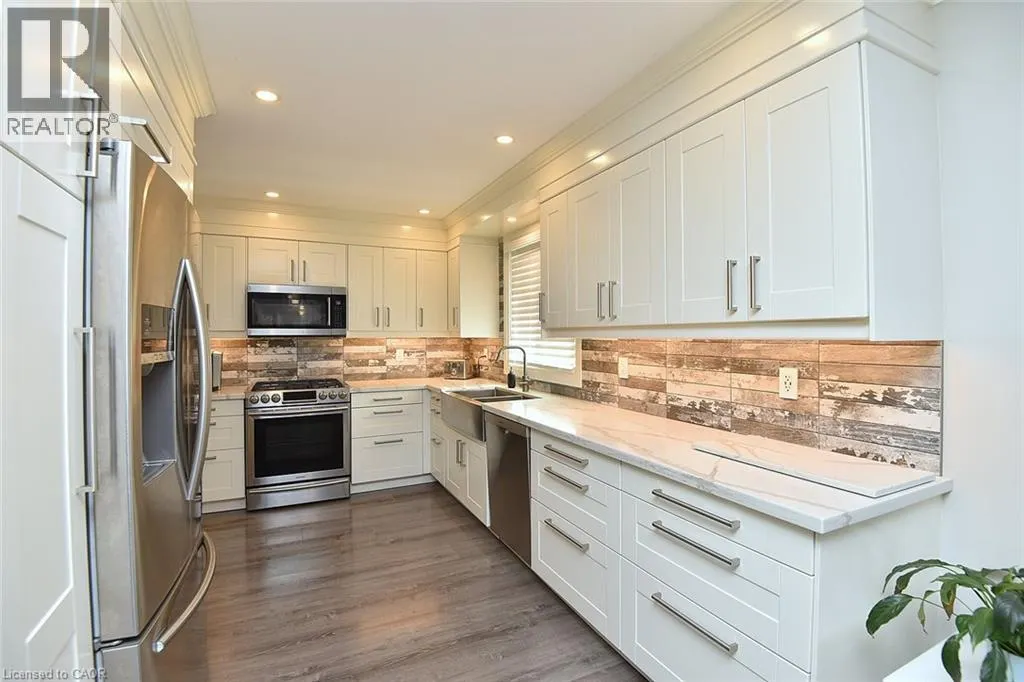 699 CASTLEGUARD Crescent