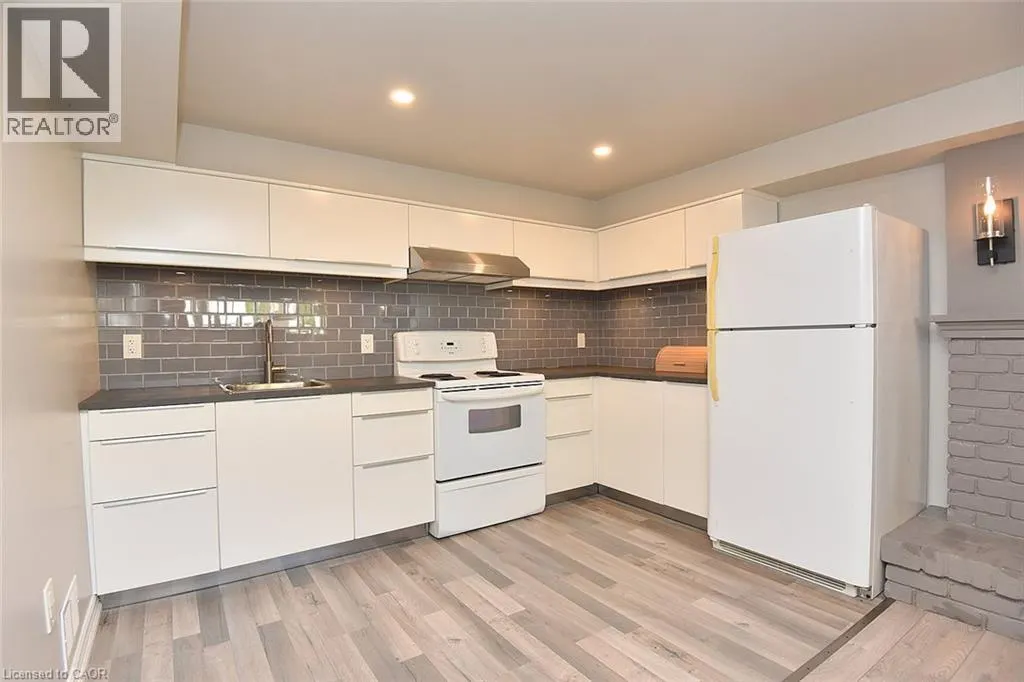 699 CASTLEGUARD Crescent