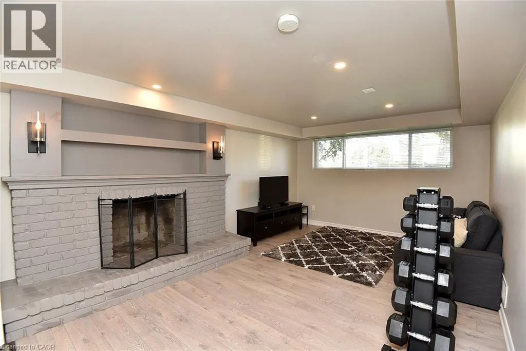 699 CASTLEGUARD Crescent