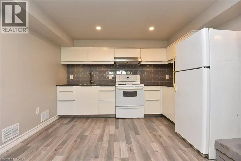 699 CASTLEGUARD Crescent
