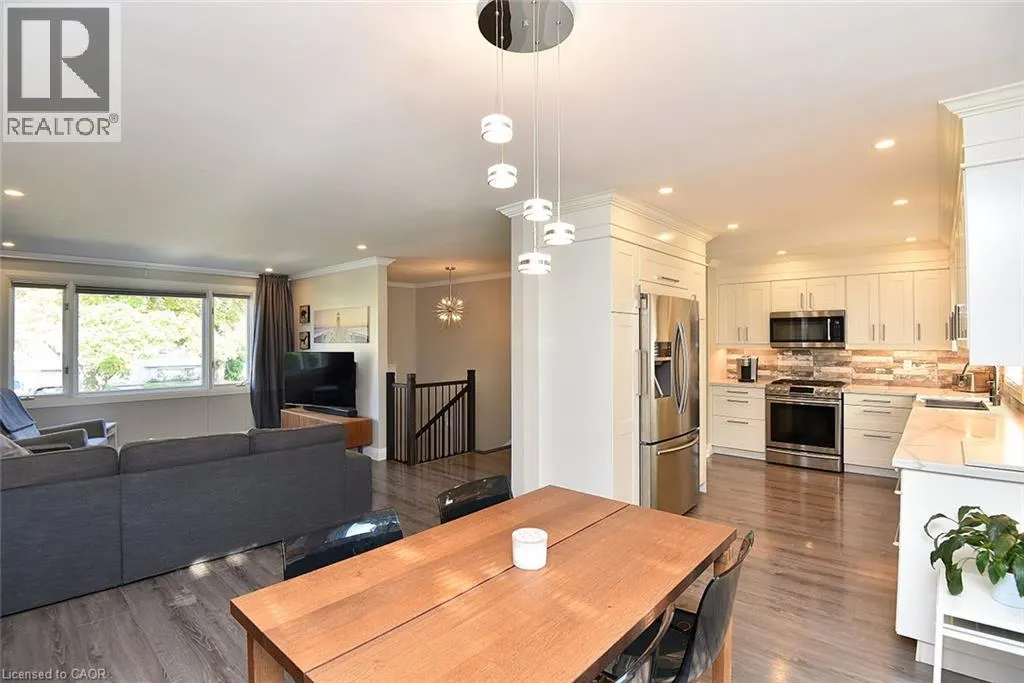 699 CASTLEGUARD Crescent