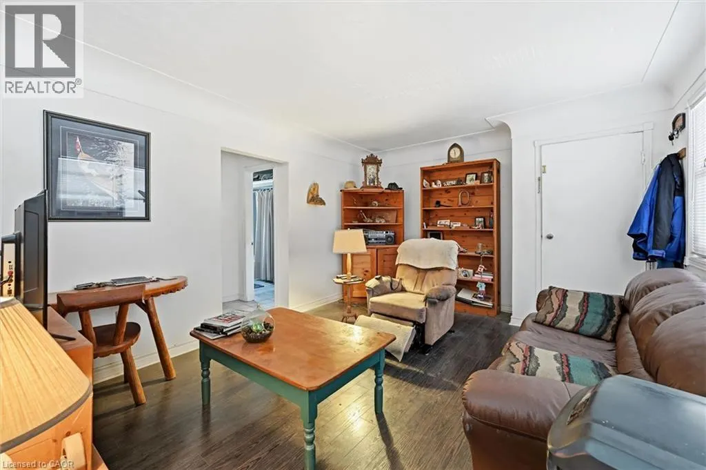 72 KING Street E