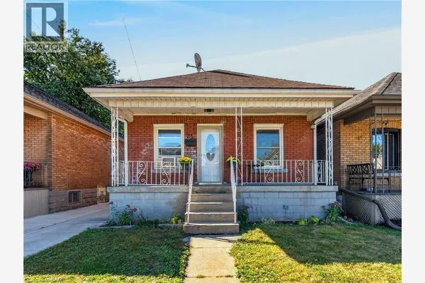 21 CAMERON Avenue N