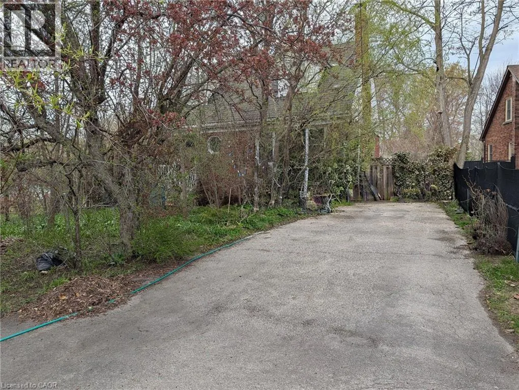 115 KING Street E