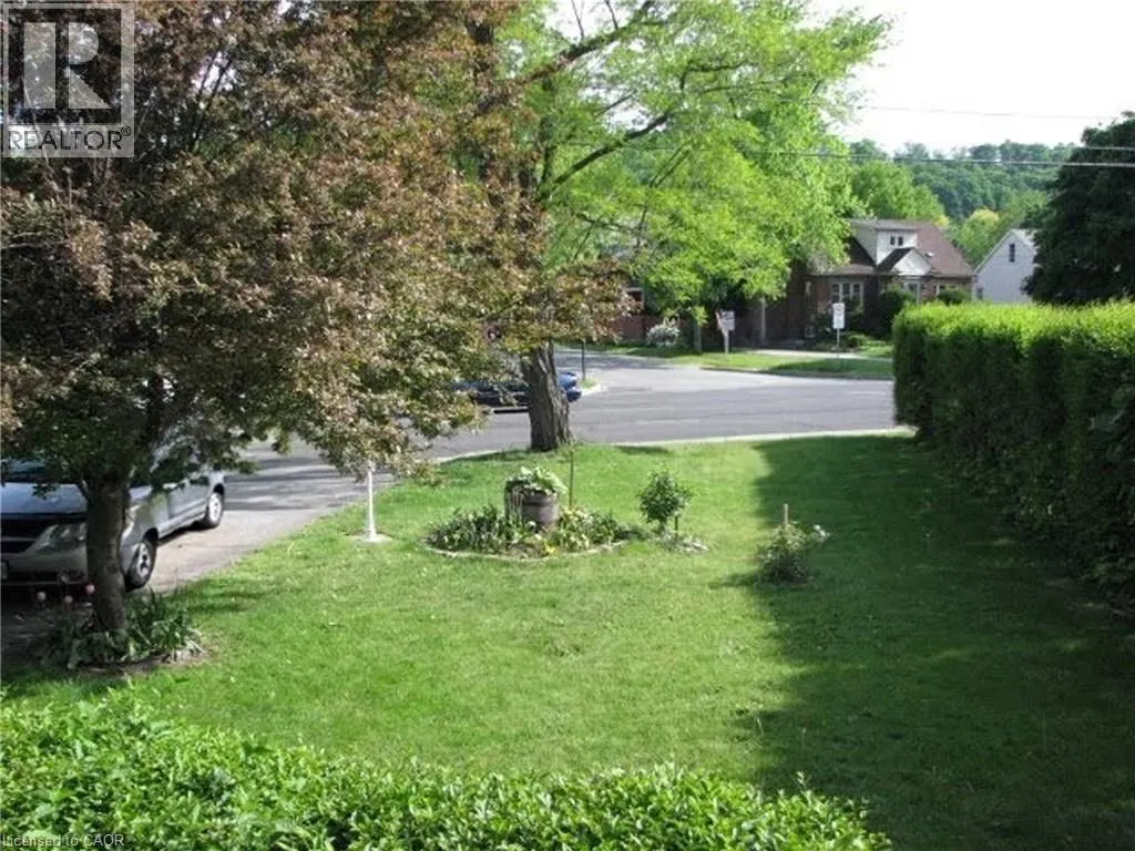 115 KING Street E
