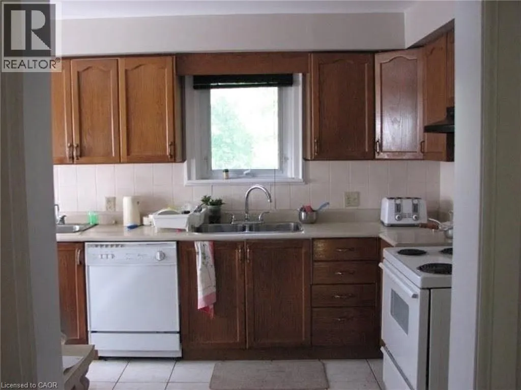 115 KING Street E