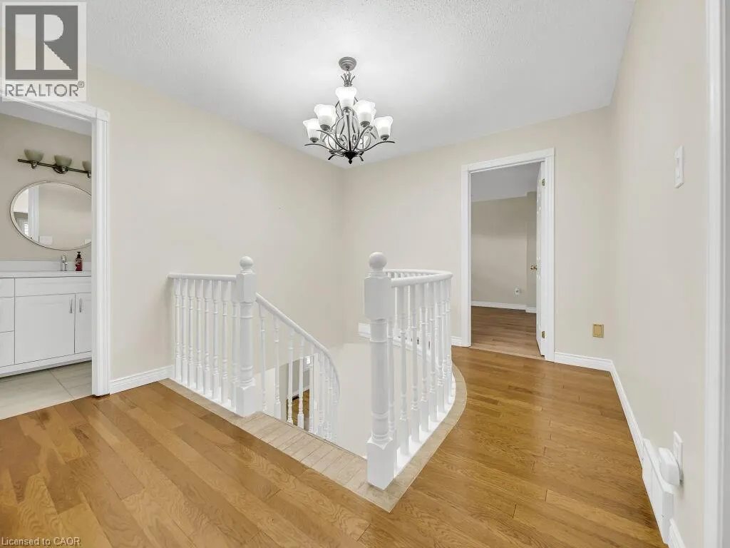 16 GLENNIE Court