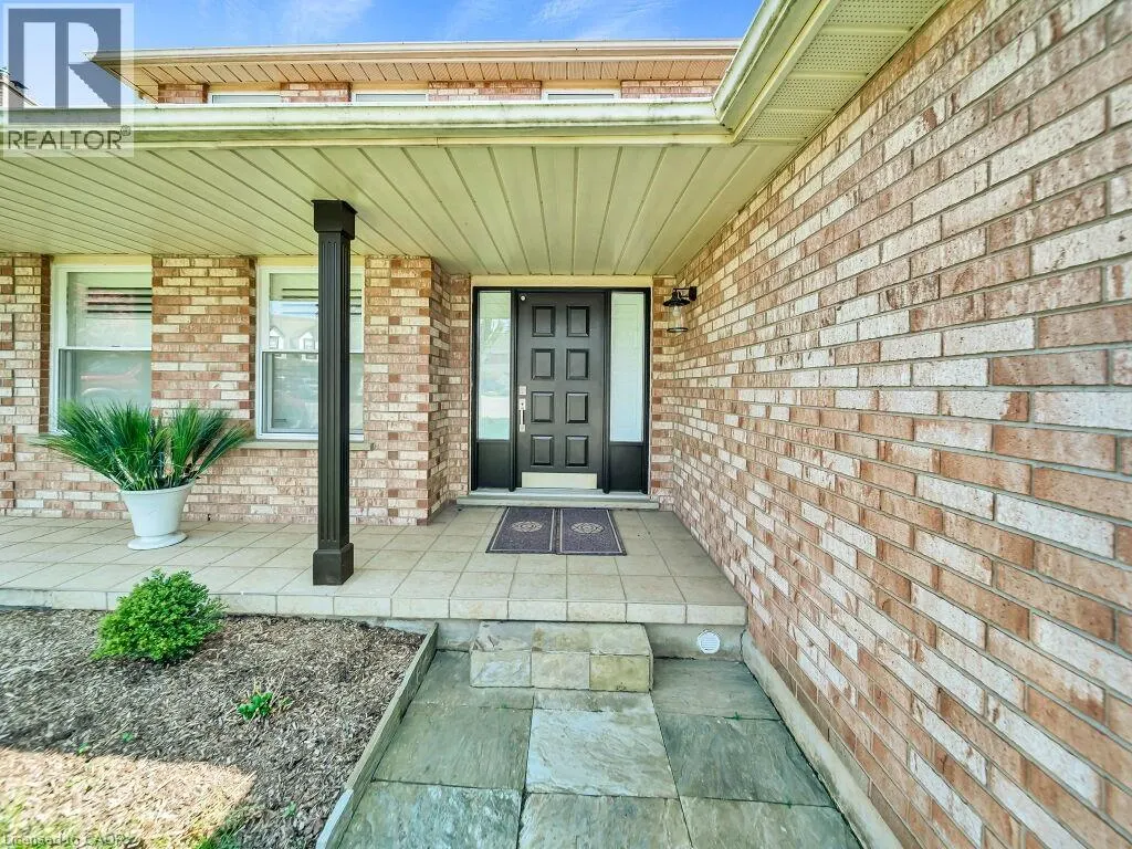 16 GLENNIE Court