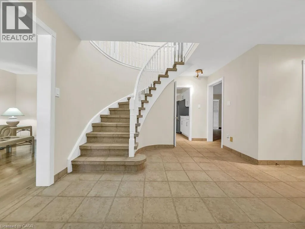 16 GLENNIE Court