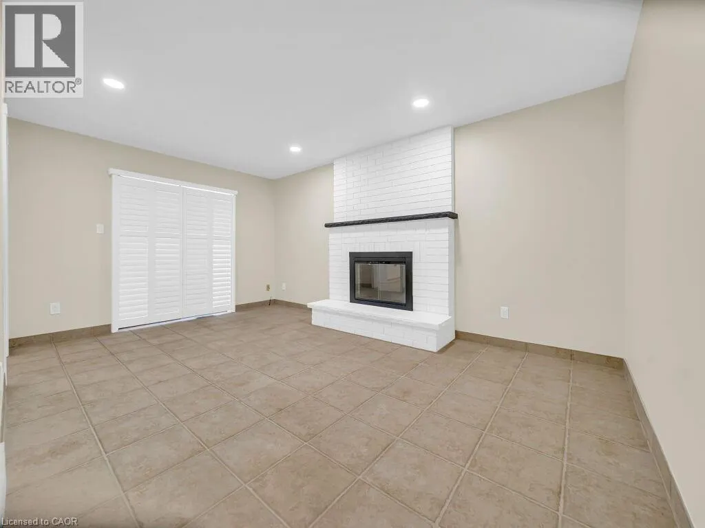 16 GLENNIE Court