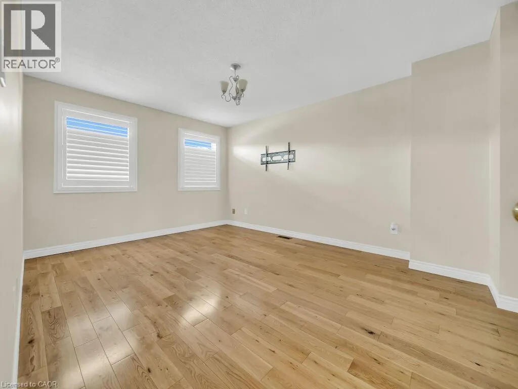 16 GLENNIE Court