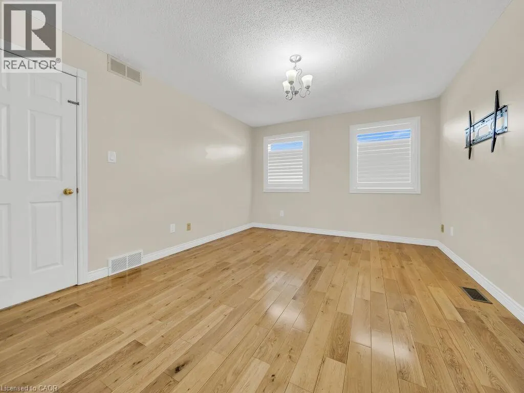 16 GLENNIE Court