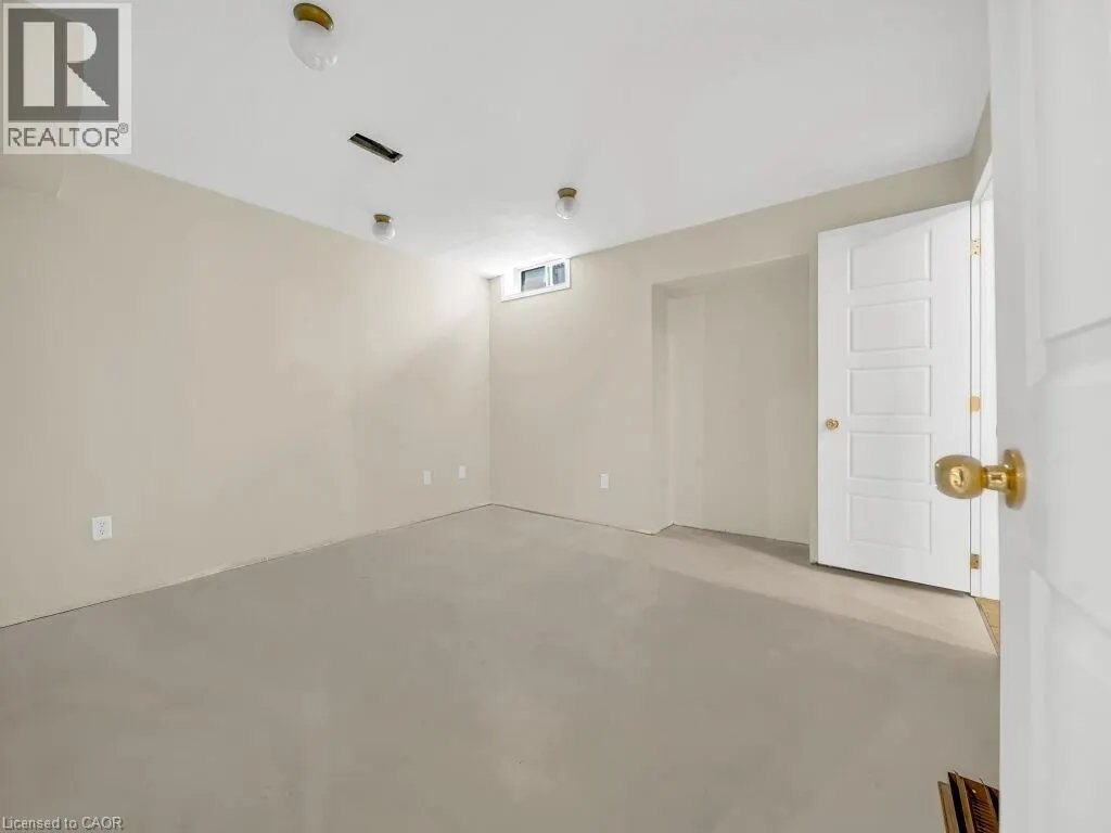 16 GLENNIE Court