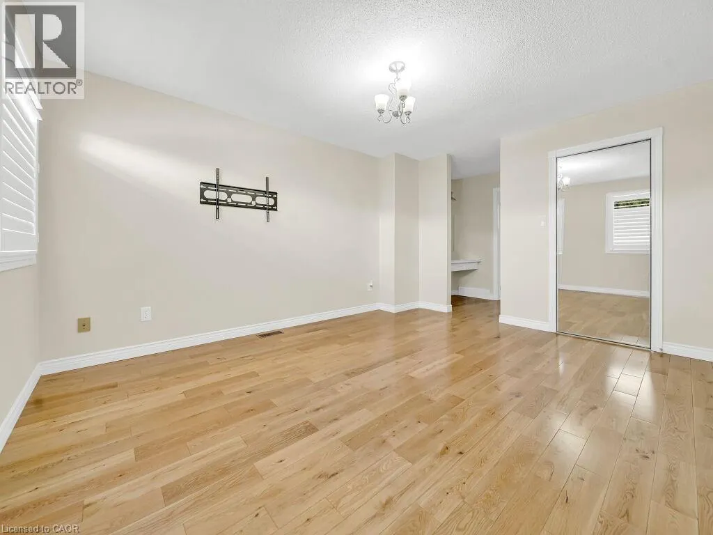 16 GLENNIE Court