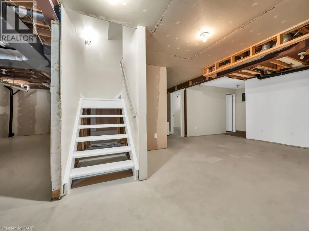 16 GLENNIE Court